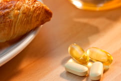 サプリメントを飲むのは食前？食後？