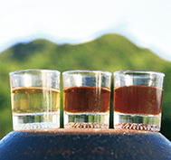 黒酢は熟成が進むにつれて、より深い琥珀色に変化していきます。