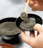 ごまと塩の割合はおよそ8対2と薄味。