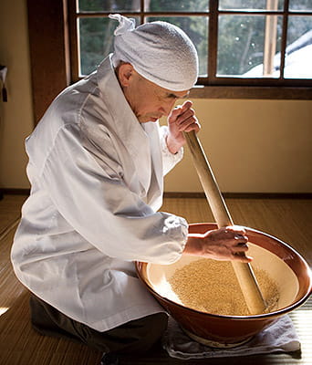 大きなすり鉢に、ごく少量ずつのごまを、ゆっくりとていねいに、数回に分けてする。