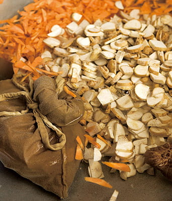 むいた皮は、まとめて麻袋に入れて、汁物や煮物のだしに使う。