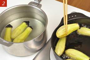 ２　ナスを揚げている写真。