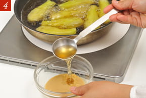 ４　白練りゴマを作っている写真。