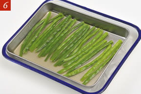 ６　インゲンを冷やしている写真。