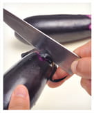 ガクに包丁を入れている写真。