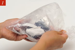 １　ビニール袋でサンマに片栗粉をまぶす写真。