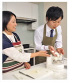 フードプロセッサーを使う依藤とほりえ先生の写真。