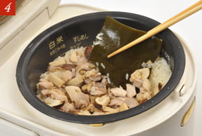 ４　炊きあがりからだし昆布を取り出す写真。