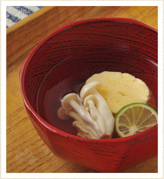お椀に盛られたしめ玉子の清汁の写真。