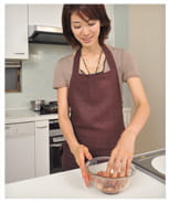 鶏もも肉をもみ込む蓑田の写真。