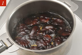 １　栗を煮ている写真。