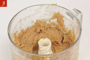 ３　フードプロセッサーで栗をすり潰している写真。