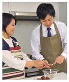 栗の実を取り出す依藤とほりえ先生の写真。