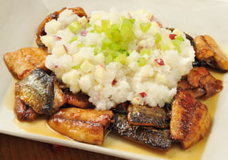 サンマの鍋照り　ダイコンの甘酢おろしかけの写真。