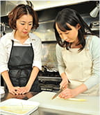 食材を切る天明の写真。