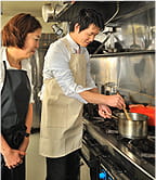 炒めものをする河原林の写真。