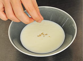 白コショウを振る写真。