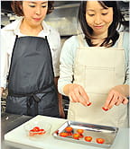 ドライトマトを作る天明の写真。