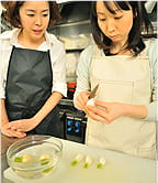 カブの面取りをする天明の写真。