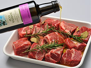 オリーブオイルでマリネを作る写真。