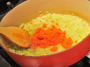 野菜を炒める写真。