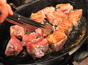 仔羊の肉を焼く写真。