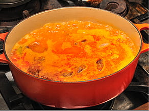 食材を鍋で煮込む写真。