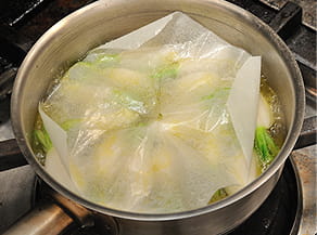 カブに落としぶたをしている写真。