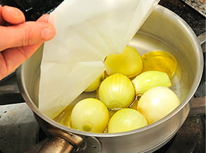 ペコロスを蒸し煮している写真。