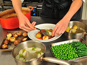 お皿に盛りつけている写真。