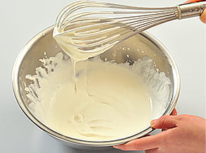 生クリームを混ぜている写真。