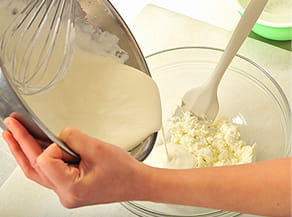 生クリームとブロッチュを混ぜ合わせる写真。