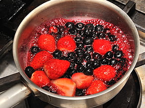 イチゴとベリーを煮込む写真。