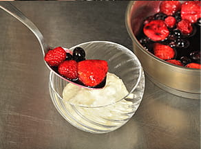 ガラスの器に盛りつける写真。