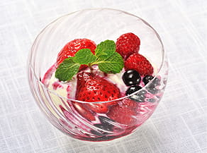 羊乳チーズ&ldquo;ブロッチュ&rdquo;とベリーのデザートの写真。