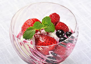 羊乳チーズブロッチュとベリーのデザートの写真。