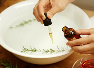 洗面器に垂らして手浴や足湯を！