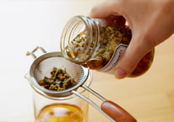 ドライハーブを茶こしで濾し、保存容器に入れ替えれば完成です。
