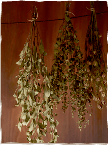 修道院の中でハーブの活用法や保存法などの研究が進められ、独自の発展を遂げました。