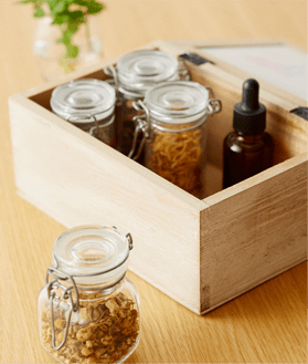 ドライハーブやアロマ、ハーブチンキは保存性にも優れています。