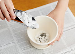 鉢底にネットを敷き、底が隠れる程度に砂利を入れます。