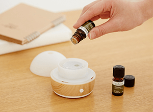 精油をアロマディフューザーに垂らしている写真