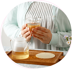 温かいシャバタリティーを飲むシーンの写真