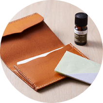 名刺入れと精油のイメージ画像