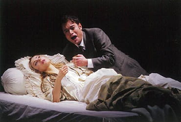 『椿姫』のクライマックス、愛しいアルフレードの腕の中で息絶えるヴィオレッタ。（2003年藤原歌劇団公演） 画像提供 公益財団法人 日本オペラ振興会