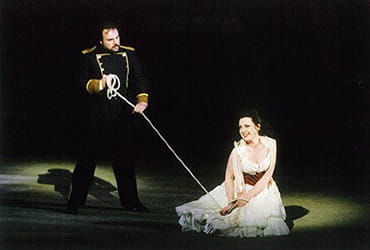 『カルメン』第一幕。魔性の女カルメンとホセの出会いのシーン。
（2004年藤原歌劇団公演） 画像提供 公益財団法人 日本オペラ振興会