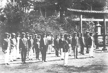 イギリスの陸軍軍楽隊の隊長フェントン指導のもと正式に吹奏楽を伝習した薩摩藩の藩士たち。