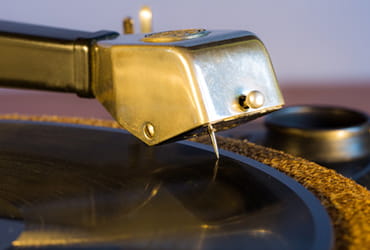 レコードの針とターンテーブルのイメージ写真