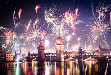 新年を祝うドイツ・オーバーバウム橋の花火