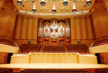 東京初のコンサート専用ホールとして1986年に開館したサントリーホール。